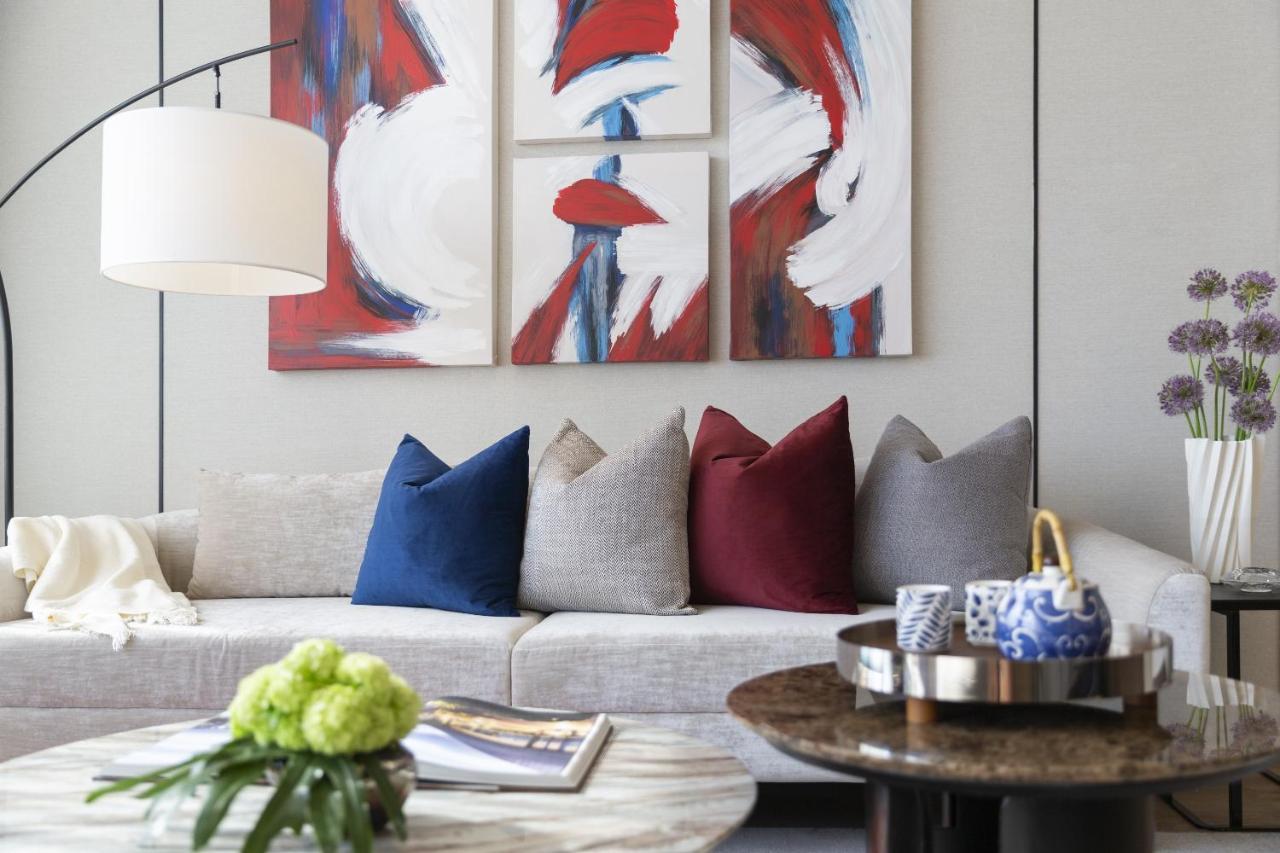 Ascott Embassy Sathorn Bangkok酒店 外观 照片 A living room with a sofa and a coffee table