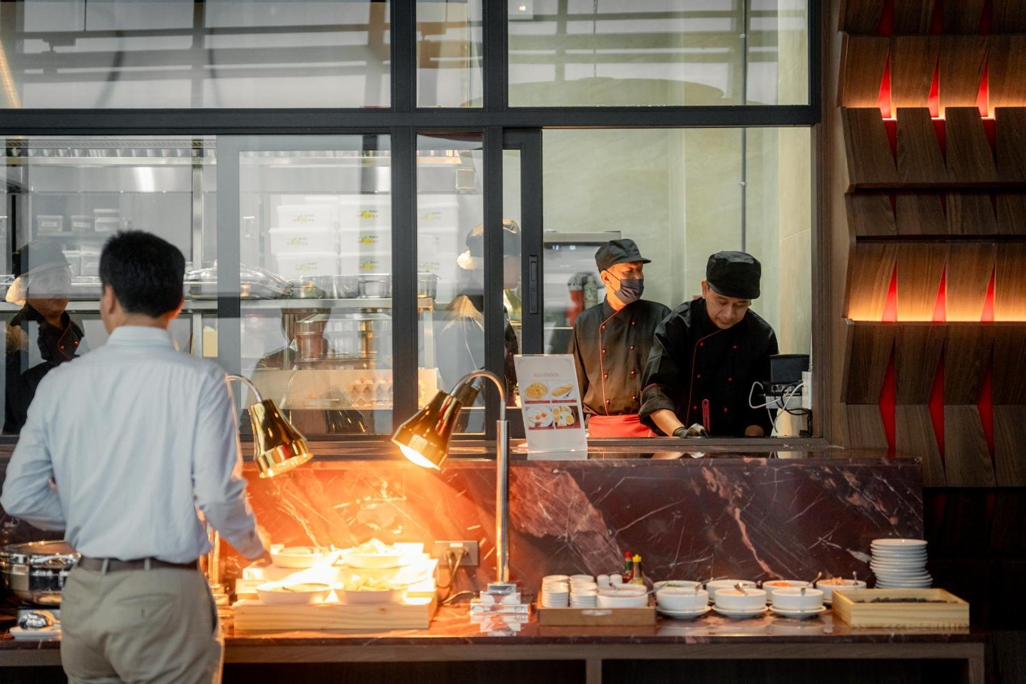 Ascott Embassy Sathorn Bangkok酒店 外观 照片 A carver at work