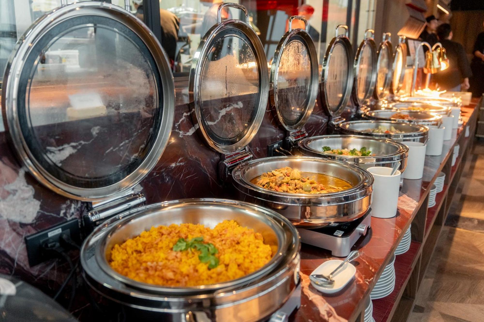 Ascott Embassy Sathorn Bangkok酒店 外观 照片 A chafing dish buffet